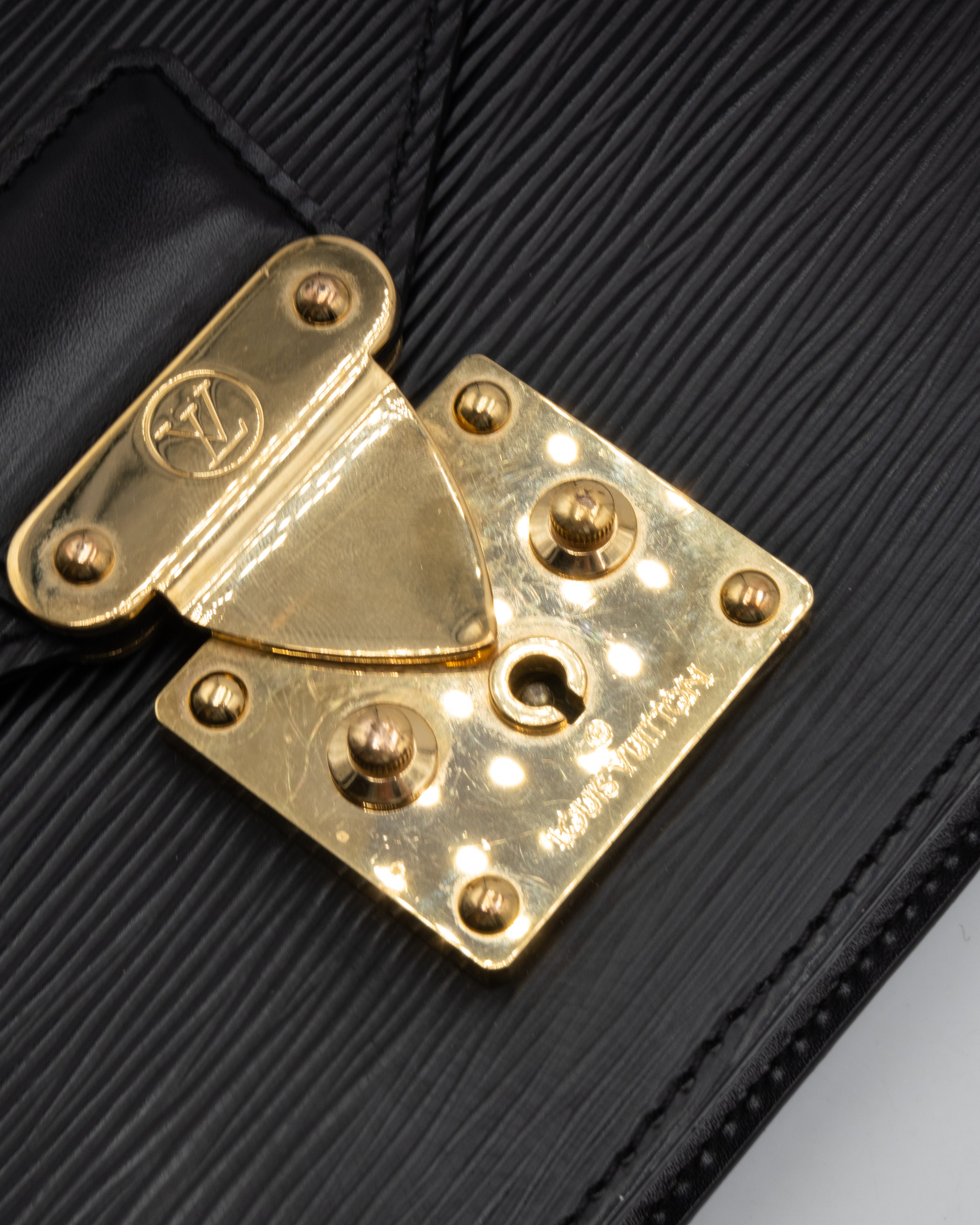 Louis Vuitton Sac Pochette avec Dragonne Cuir Epi Noir