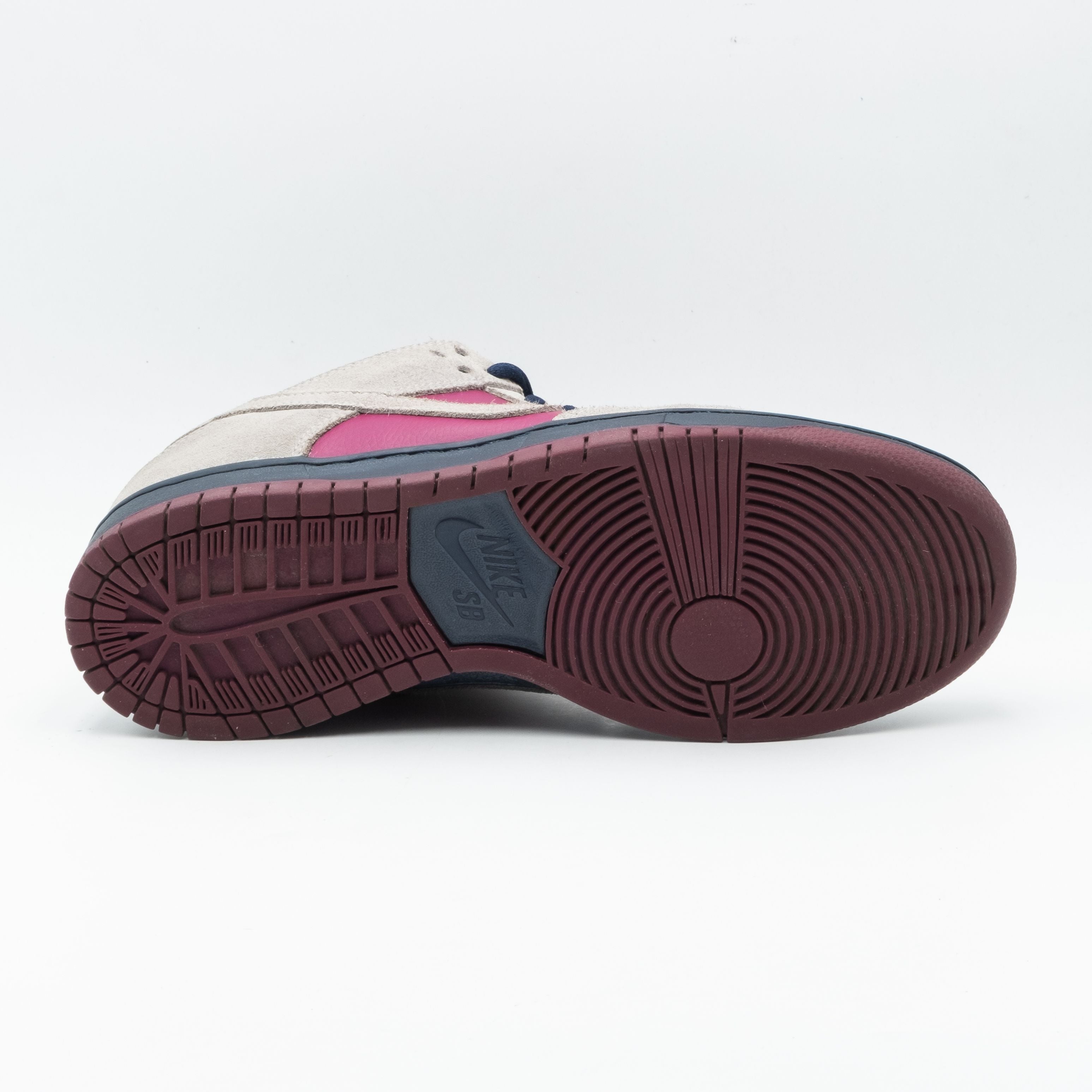 Baskets Nike SB Dunk Low Atmosphere Grey et True Berry en daim #Style_38889