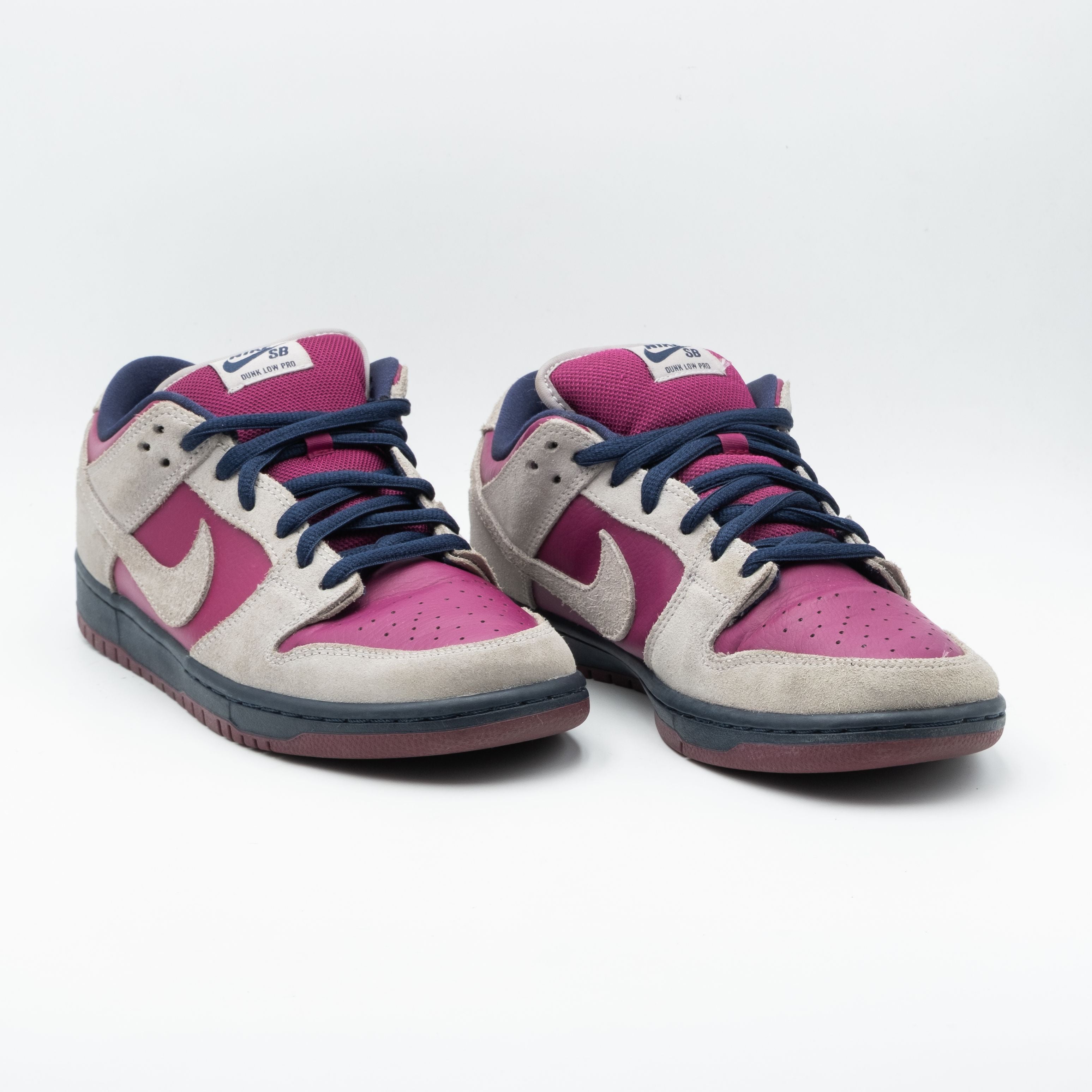 Baskets Nike SB Dunk Low Atmosphere Grey et True Berry en daim #Style_38889