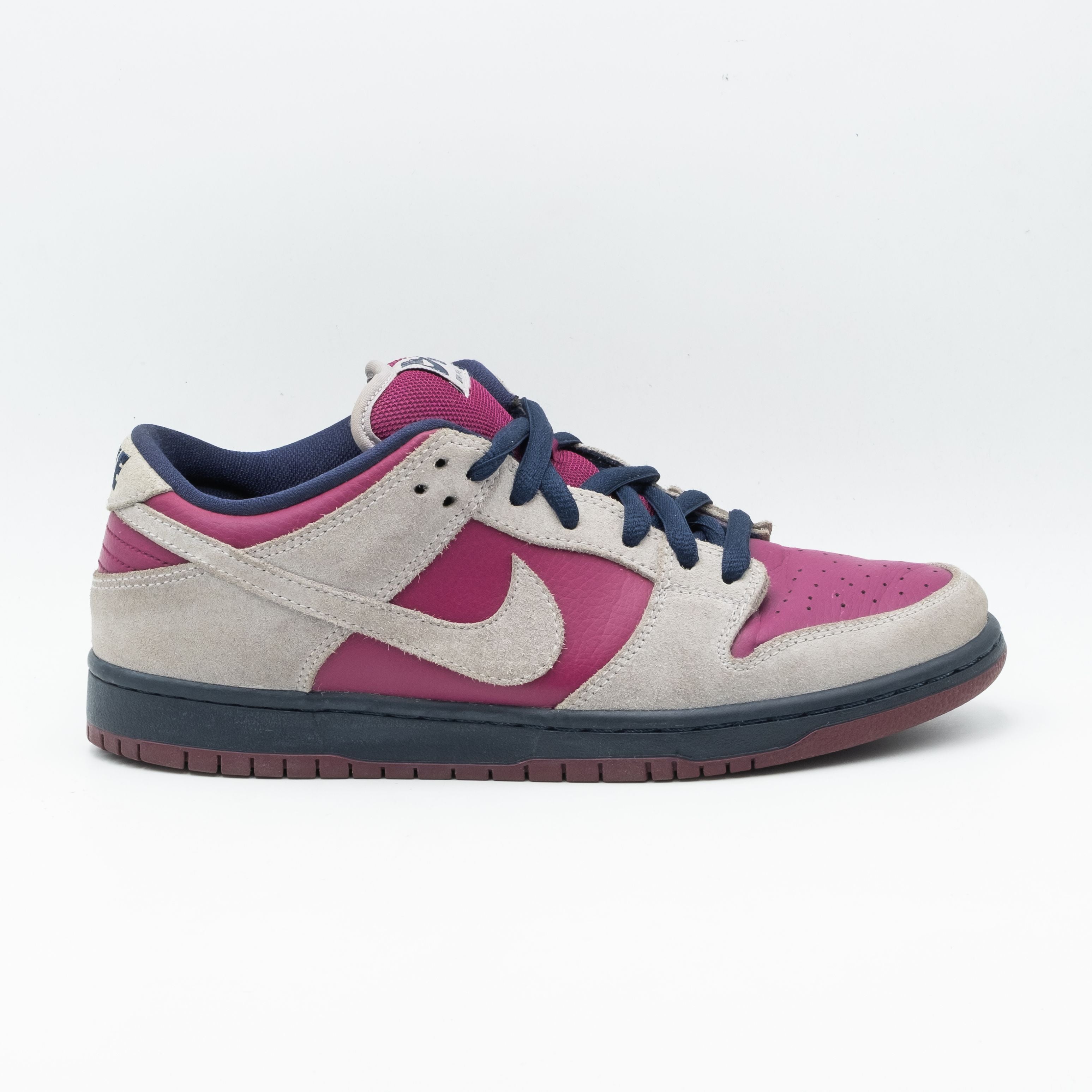 Baskets Nike SB Dunk Low Atmosphere Grey et True Berry en daim #Style_38889