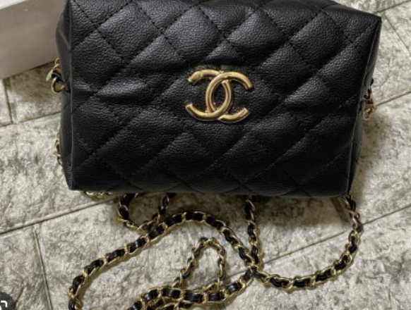 Pochette Chanel cosmétique avec chaîne bandoulière